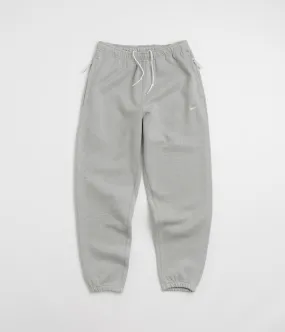 Nike Solo Swoosh Sweatpants - Dark Grey Heather / White