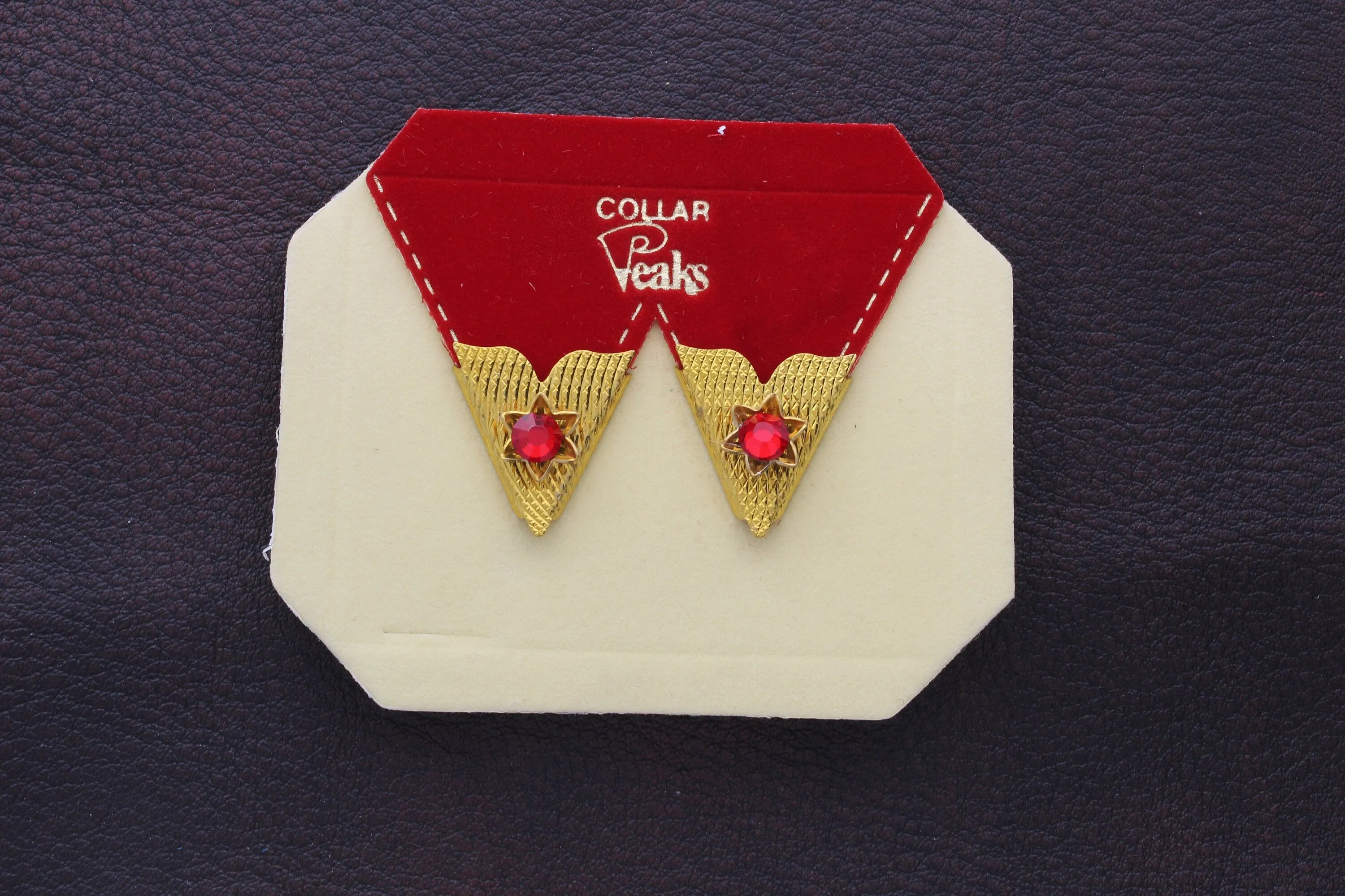 Vintage Collar Tips, 25mm x 18mm, gold plated, f sold by pair  2625G/Red crystal